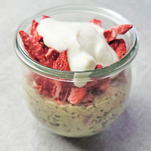 freeze dried strawberry overnight oats