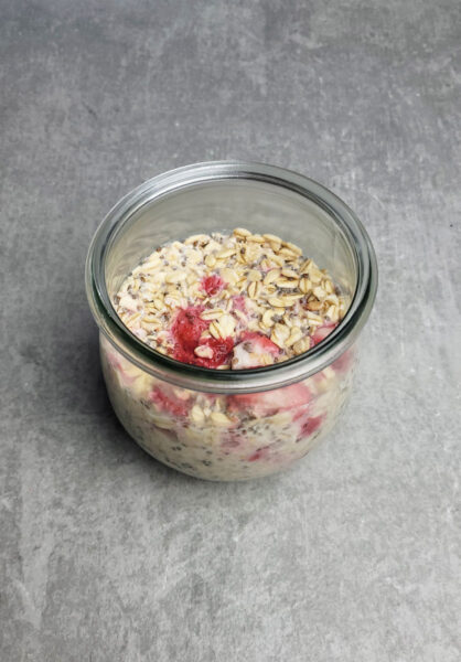 freeze dried strawberry overnight oats