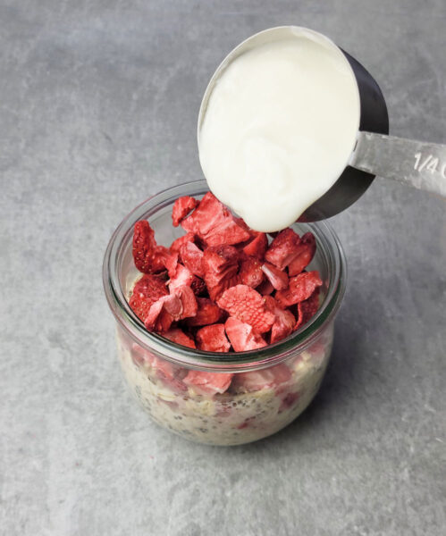 freeze dried strawberry overnight oats