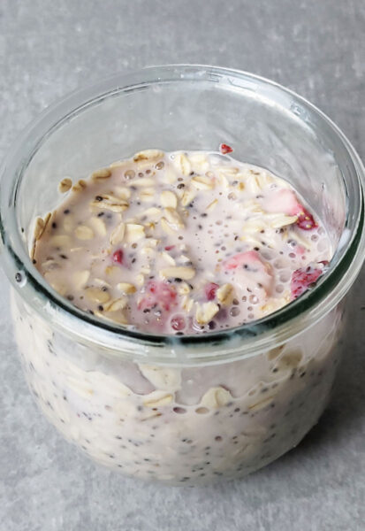 freeze dried strawberry overnight oats