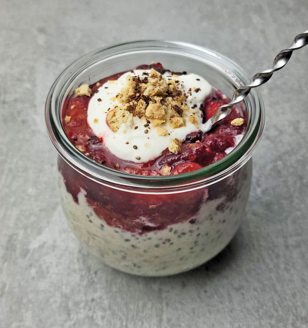 Christmas Jam Overnight Oats Recipe [With Video]