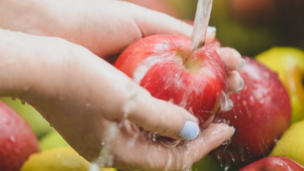 How To Wash Apples