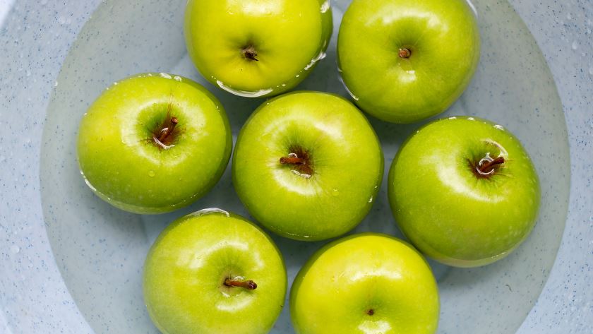 Soaking Apples in Baking Soda Solution