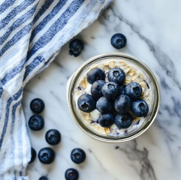 simple blueberry overnight oats cover