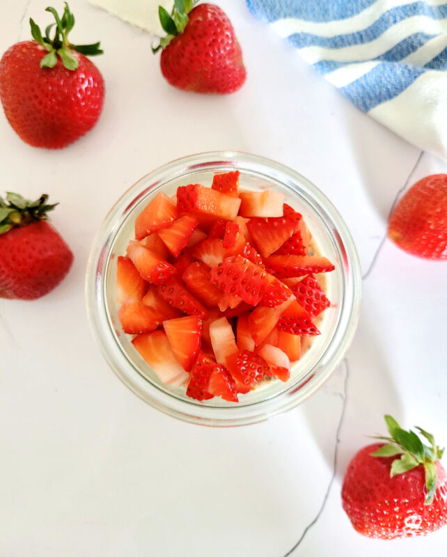 how to make strawberry overnight oats