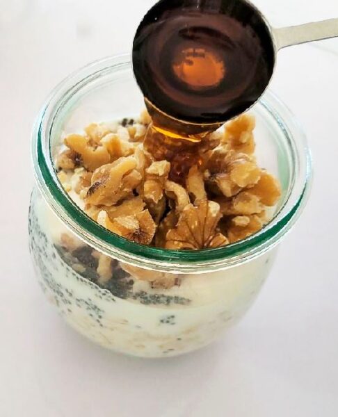 how to make maple walnut overnight oats