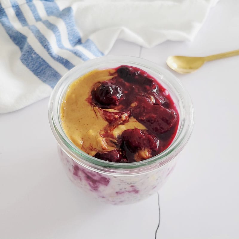 overnight oats with berry compote