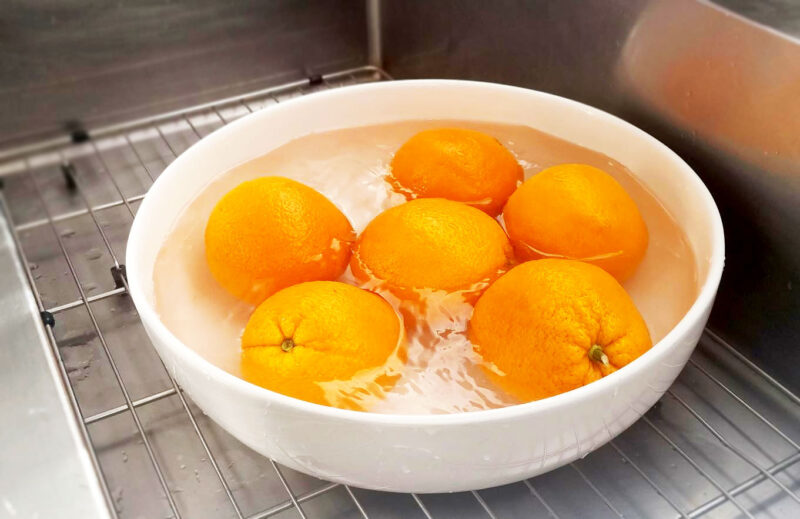 Wash the oranges well and dry them fully