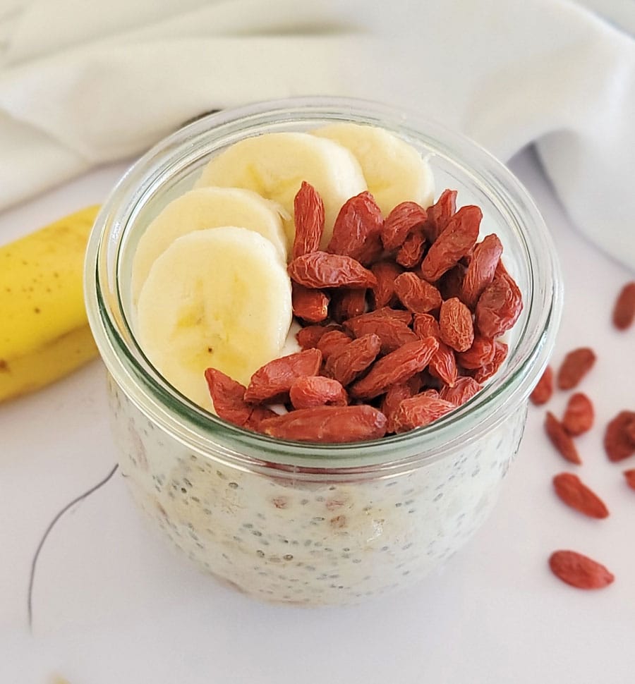 Goji Berry Banana Overnight Oats