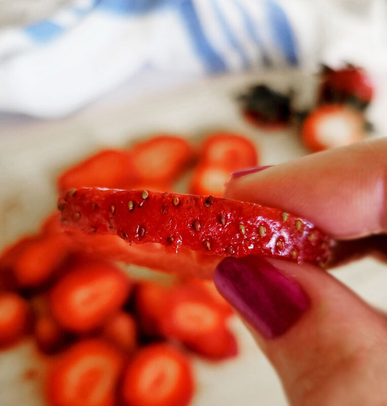 how to dehydrate strawberries